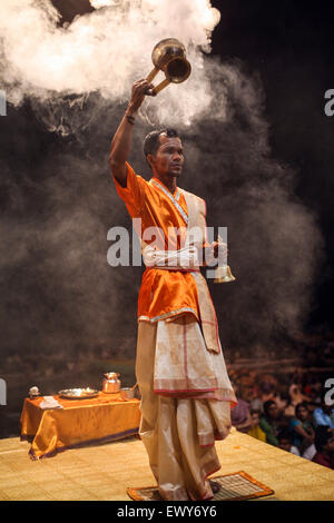 Bei hinduistischen Service, Ganga Aarti, Baden spät abends am Dashashwamedh Ghat der berühmtesten und zentrale Ghat. Die Kultur-o Stockfoto