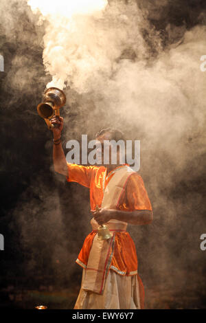 Bei hinduistischen Service, Ganga Aarti, Baden spät abends am Dashashwamedh Ghat der berühmtesten und zentrale Ghat. Die Kultur-o Stockfoto