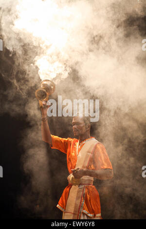 Bei hinduistischen Service, Ganga Aarti, Baden spät abends am Dashashwamedh Ghat der berühmtesten und zentrale Ghat. Die Kultur-o Stockfoto