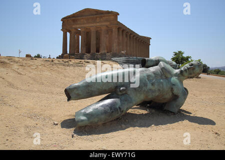 Statue des Ikarus Tal der Tempel bei Agrigento Sizilien Stockfoto