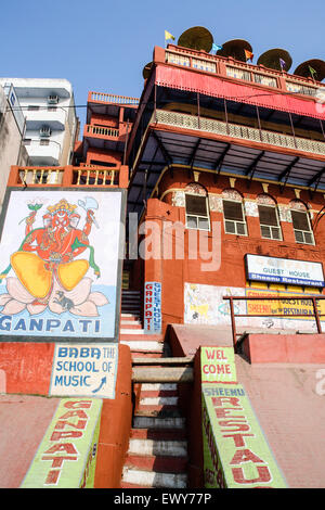 Eingang und Wand Wandbild, Ganpati billig / Budget Gästehaus mit Restaurant auf der Dachterrasse mit Blick auf Baden Ghats al Stockfoto