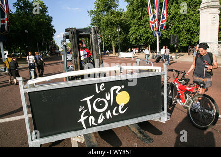 Entlang der Mall am Ende des 8 km Prolog, eine individuelle Zeit trial Rennen der erste Tag der Tour de France Cycl einpacken Stockfoto