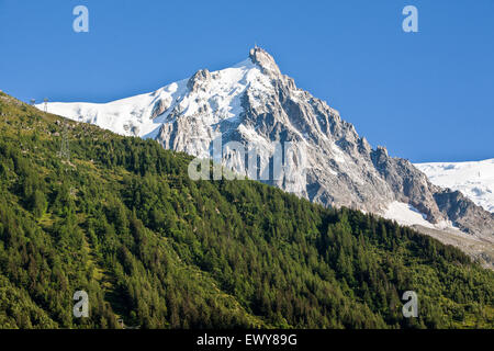 Über dem Tal von Chamonix-Mont-Blanc, Frankreich. Mont Blanc-Massivs reichen Berg im Hintergrund, mit Aiguille du Midi 3.777 m auf Stockfoto