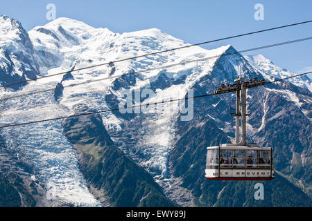 Seilbahn Richtung Le Brevent 2.525 Meter über dem Tal von Chamonix-Mont-Blanc, Frankreich. August. Mont Blanc-Berg im Hintergrund. Stockfoto