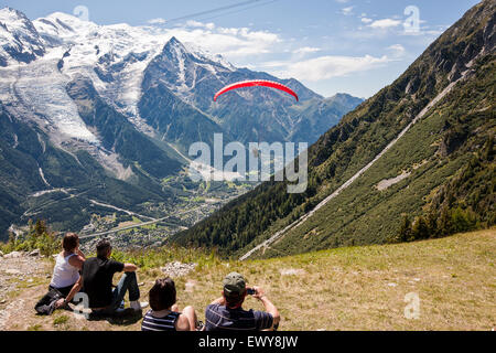 Touristen beobachten Gleitschirm Flug bei Take-off, Start-Punkt über Chamonix Mont Blanc Tal, Frankreich. Französisch, Mont Blanc im Hintergrund Stockfoto