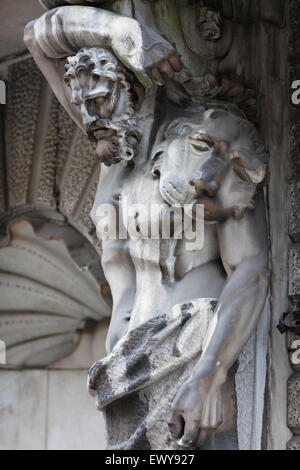 Herkules. Detail der Fassade Dekoration Herrenhaus XVIII Jahrhundert. Einfluss der Witterung auf die Architektur Stockfoto