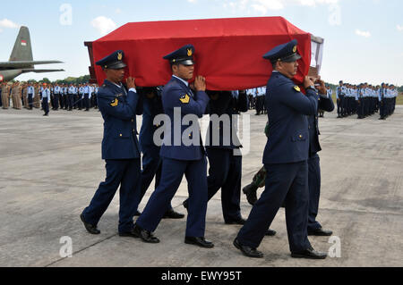 Yogyakarta, Indonesien. 2. Juli 2015.  Armee der indonesischen Luftwaffe (TNI-AU) tragen den Sarg ein Militärflugzeug-Crash-Opfer bei ihrer Ankunft in Yogyakarta, Donnerstag, 2. Juli 2015. Nach indonesischen Beamten wurden mindestens 141 Leichen geborgen, nachdem ein Militärflugzeug in Indonesiens dritte-Reviews größte Stadt Medan nur zwei Minuten nach dem Start stürzte. Die c-130 Hercules-Flugzeuge gepflügt in Häuser und Gewerbebauten auf 30. Juni 2015, nach dem Start von der Soewondo Airbase in Medan, die Hauptstadt der Provinz Nord-Sumatra. Bildnachweis: ZUMA Press, Inc./Alamy Live-Nachrichten Stockfoto