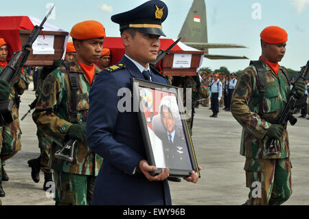 Yogyakarta, Indonesien. 2. Juli 2015.  Armee der indonesischen Luftwaffe (TNI-AU) tragen den Sarg ein Militärflugzeug-Crash-Opfer bei ihrer Ankunft in Yogyakarta, Donnerstag, 2. Juli 2015. Nach indonesischen Beamten wurden mindestens 141 Leichen geborgen, nachdem ein Militärflugzeug in Indonesiens dritte-Reviews größte Stadt Medan nur zwei Minuten nach dem Start stürzte. Die c-130 Hercules-Flugzeuge gepflügt in Häuser und Gewerbebauten auf 30. Juni 2015, nach dem Start von der Soewondo Airbase in Medan, die Hauptstadt der Provinz Nord-Sumatra. Bildnachweis: ZUMA Press, Inc./Alamy Live-Nachrichten Stockfoto