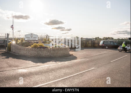 RAF Brize Norton, Oxfordshire, Vereinigtes Königreich. 2. Juli 2015. Der zweite Satz von Särge der Opfer des Massakers am Strand in der tunesischen Ferienort Sousse, Tunesien auf Freitag, 26. Juni 2015 fährt vom RAF Brize Norton für London Credit geleitet: Credit: Desmond Brambley/Alamy Live News Stockfoto