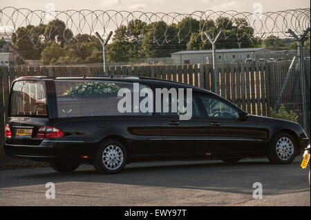 RAF Brize Norton, Oxfordshire, Vereinigtes Königreich. 2. Juli 2015. Der zweite Satz von Särge der Opfer des Massakers am Strand in der tunesischen Ferienort Sousse, Tunesien auf Freitag, 26. Juni 2015 fährt vom RAF Brize Norton für London Credit geleitet: Credit: Desmond Brambley/Alamy Live News Stockfoto