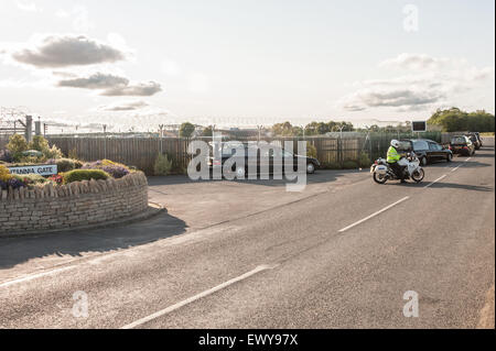 RAF Brize Norton, Oxfordshire, Vereinigtes Königreich. 2. Juli 2015. Der zweite Satz von Särge der Opfer des Massakers am Strand in der tunesischen Ferienort Sousse, Tunesien auf Freitag, 26. Juni 2015 fährt vom RAF Brize Norton für London Credit geleitet: Credit: Desmond Brambley/Alamy Live News Stockfoto