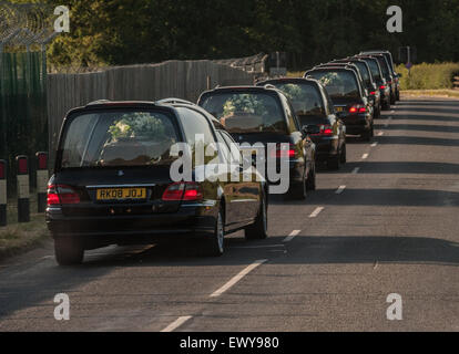 RAF Brize Norton, Oxfordshire, Vereinigtes Königreich. 2. Juli 2015. Der zweite Satz von Särge der Opfer des Massakers am Strand in der tunesischen Ferienort Sousse, Tunesien auf Freitag, 26. Juni 2015 fährt vom RAF Brize Norton für London Credit geleitet: Credit: Desmond Brambley/Alamy Live News Stockfoto