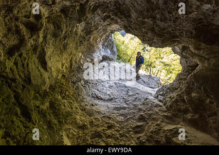 Frau Besucher am Eingang zu Dantes Höhle, Dantejeva Jama, Schlucht Tolmin, Slowenien Stockfoto