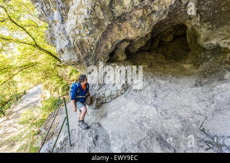 Frau Besucher am Eingang zu Dantes Höhle, Dantejeva Jama, Schlucht Tolmin, Slowenien Stockfoto