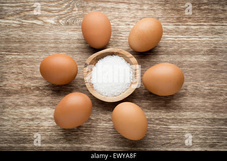 Frischen Eiern auf Holz Hintergrund. Ansicht von oben Stockfoto