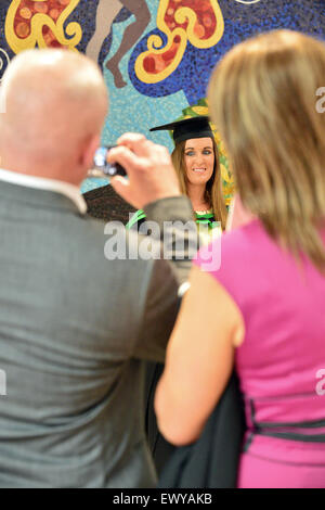 Universität von Ulster (Magee Campus) posieren für Fotos am Abschlusstag. Stockfoto