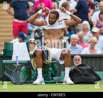 Wimbledon, London, UK. 2. Juli 2015. Tennis, Wimbledon, Dustin Brown (GER) verändert sein Hemd in seinem Match gegen Rafael Nadal (ESP) Credit: Henk Koster/Alamy Live News Stockfoto