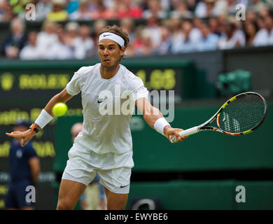 Wimbledon, London, UK. 2. Juli 2015. Tennis, Wimbledon, Rafael Nadal (ESP) in seinem Match gegen Dustin Brown (GER) Credit: Henk Koster/Alamy Live News Stockfoto