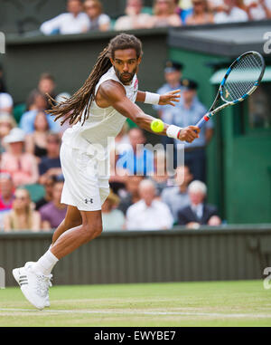 Wimbledon, London, UK. 2. Juli 2015. Tennis, Wimbledon, Dustin Brown (GER) in seinem Match gegen Rafael Nadal (ESP) Credit: Henk Koster/Alamy Live News Stockfoto