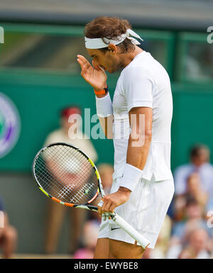 Wimbledon, London, UK. 2. Juli 2015. Tennis, Wimbledon, Rafael Nadal (ESP) zeigt seine Frustration in seinem Match gegen Dustin Brown (GER) Credit: Henk Koster/Alamy Live News Stockfoto