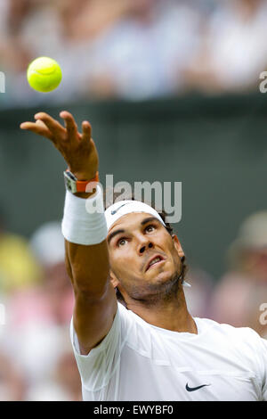 Wimbledon, Großbritannien. 2. Juli 2015. Das Tennisturnier von Wimbledon. Herren Einzel zweiten Vorrundenspiel zwischen zehnten Samen Rafael Nadal (ESP) und Dustin Brown (GER). Rafael Nadal in Aktion Credit: Action Plus Sport/Alamy Live News Stockfoto