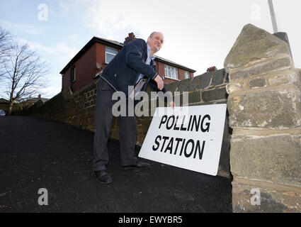 Freiwillige ein Wahllokal in Bradford West Wahlkreis früh am Tag der Parlamentswahlen 2015 einrichten. Stockfoto