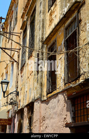 Honigfarbenen Häusern in den alten venezianischen Hafen von Chania auf Kreta in Griechenland Stockfoto