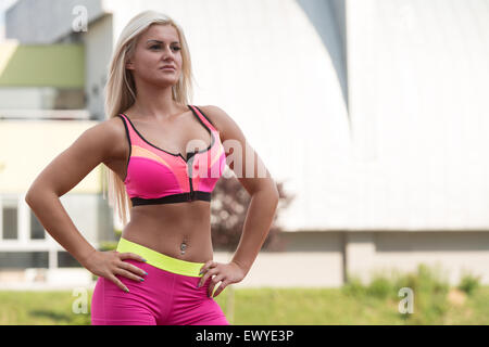 Junge Frau In Sportkleidung nach Outdoor-Übungen Stockfoto