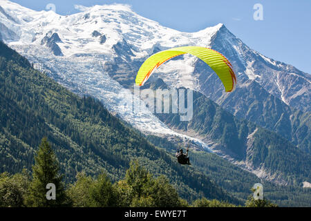 Gleitschirm über Chamonix Mont Blanc, Frankreich. Stockfoto