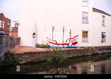 Garten-Funktion auf einem nautischen Thema in diesem Hotel im Zentrum von Salisbury, Wiltshire, England, Europa. Das Schiff war ein gebrauchtes Stockfoto