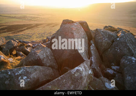 Auf den Preseli-Bergen bei Carn Meini. Es war von diesem genau an der Stelle, die die Blausteine von Stonehenge stammt. Einer abgelegenen Gegend von Pemrokeshire, Wales. Sonnenuntergang im Dezember. Stockfoto