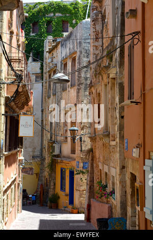 Honigfarbenen Häusern in den alten venezianischen Hafen von Chania auf Kreta in Griechenland Stockfoto