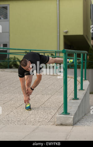 Fitness Instructor Portrat im freien Stretching-Übungen Stockfoto