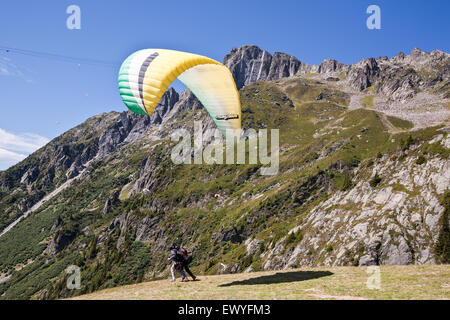 Tandem Gleitschirm Flug bei Take-off, Start-Punkt über Chamonix-Mont Blanc Tal, Frankreich. Französisch, Brevent Mountain/Seilbahn im Hintergrund. Stockfoto