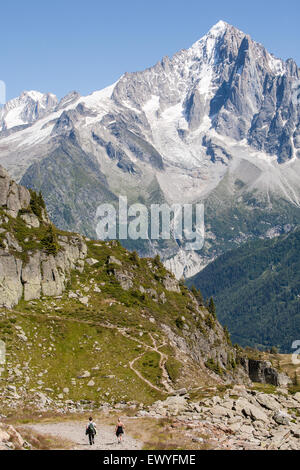 Wanderer über dem Tal von Chamonix-Mont-Blanc, Frankreich. Mont Blanc-Massivs Bereich Berg im Hintergrund. Stockfoto