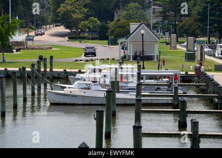 Die Fischerboote der Bucht von Kichapeake werden in Cambridge, MD, angedockt. Stockfoto