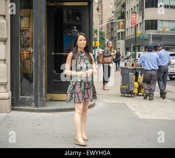 New York, New York, USA. 2. Juli 2015. Schauspielerin Lucy Liu an der Fifth Avenue in New York taping eine Episode von "Billy auf der Straße" für TruTV auf Donnerstag, 2. Juli 2015.   Bildnachweis: Richard Levine/Alamy Live-Nachrichten Stockfoto