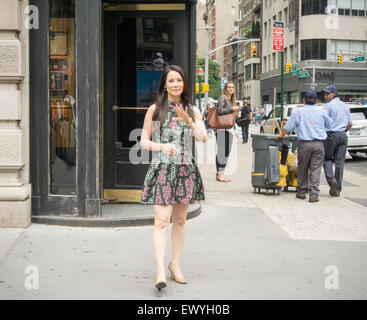 New York, New York, USA. 2. Juli 2015. Schauspielerin Lucy Liu an der Fifth Avenue in New York taping eine Episode von "Billy auf der Straße" für TruTV auf Donnerstag, 2. Juli 2015.   Bildnachweis: Richard Levine/Alamy Live-Nachrichten Stockfoto