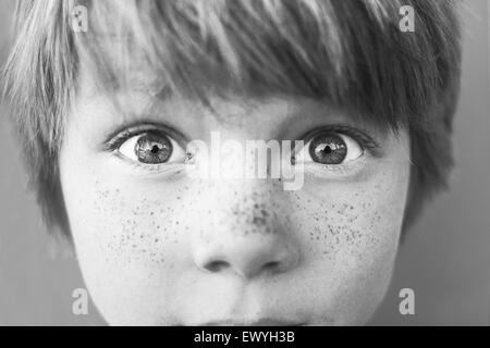 Close-up Portrait eines jungen mit Sommersprossen Stockfoto