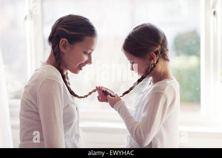 Zwei Mädchen mit ihren Zöpfen zusammengebunden Stockfoto