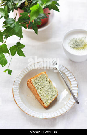 Grüner Tee Kuchen und grünen Tee trinken Stockfoto