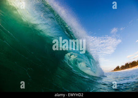 Welle stürzt auf Keiki Beach, North Shore, Oahu, Hawaii, USA Stockfoto
