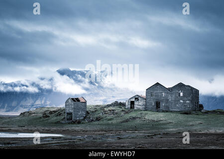 Ruinen von einem verlassenen Bauernhaus am Fuße eines Berges, Island Stockfoto