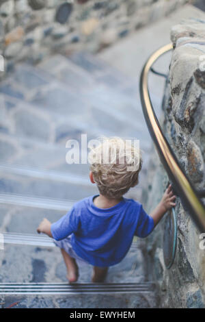 Rückansicht des jungen Treppen hinunter Stockfoto