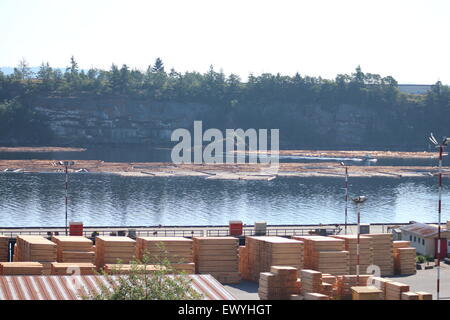 Ideale Kulisse von Bauholz Holzplatz in Kanada British Columbia, schöne Bucht, Seewasser Stockfoto