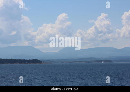 Kanadische Küste blauen Wasser und Berg Küste. Schöne Landschaft hervorragend genial. Stockfoto
