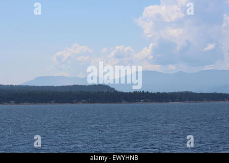 Kanadische Küste blauen Wasser und Berg Küste. Schöne Landschaft hervorragend genial. Stockfoto