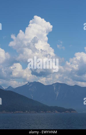 Kanadische Küste blauen Wasser und Berg Küste. Schöne Landschaft hervorragend genial. Stockfoto