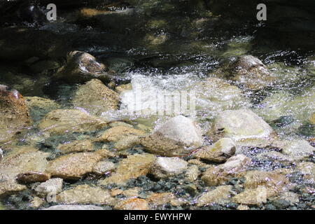 Klarem Wasser Bach über untergetauchten Felsen idealer Hintergrund oder an der Wand Papier. Bachlauf ein Bergbach so ruhig Stockfoto