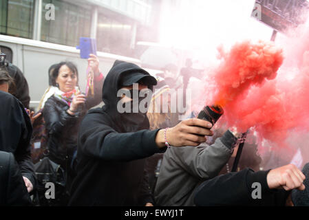 'Reclaim The Beats' Demonstration organisiert durch Klassenkampf am Maifeiertag, ungleiche Verteilung des Reichtums zu protestieren. Es gab einige Reibereien mit der Polizei und einige Festnahmen.  Mitwirkende: Atmosphäre wo: London, Vereinigtes Königreich als: 1. Mai 2015 Stockfoto